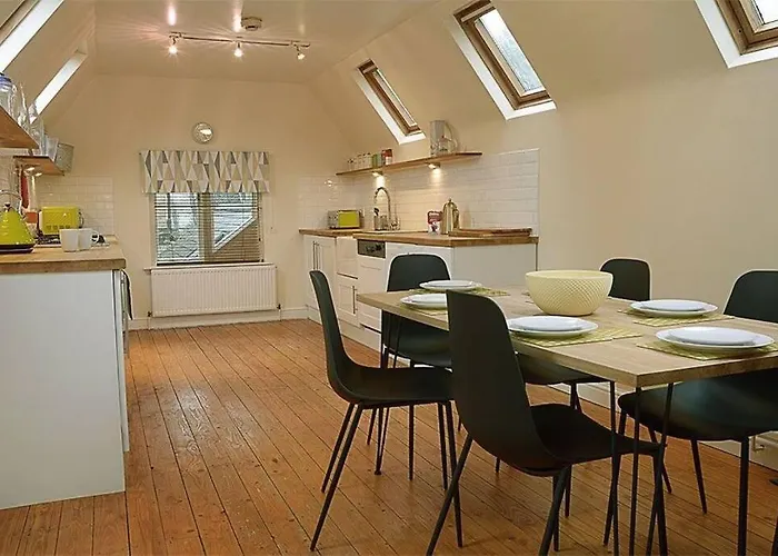 Unique 3 B\'Room House + Free Parking /City Centre