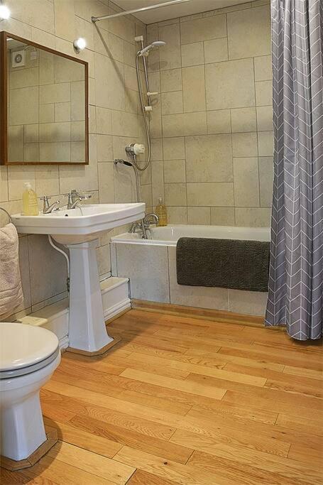 Unique 3 B'room House + Free Parking /city Centre Apartment *