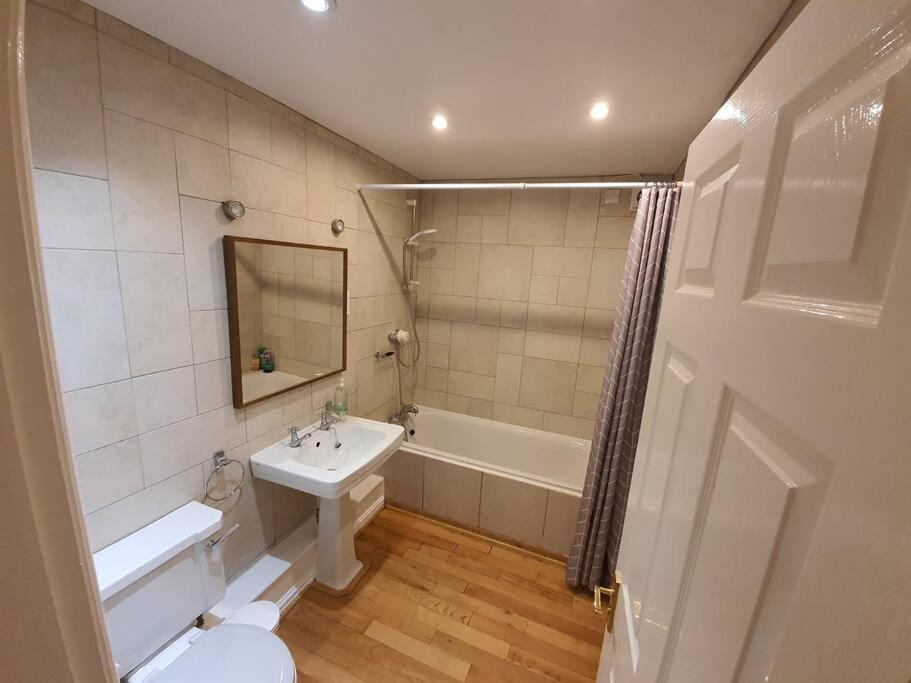 Unique 3 B'room House + Free Parking /city Centre Apartment *
