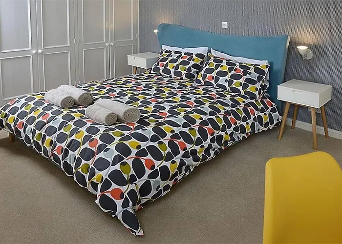 Unique 3 B\'Room House + Free Parking /City Centre