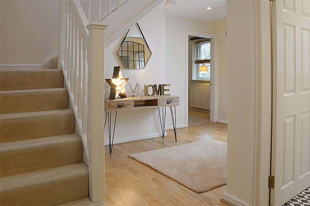 Apartment Unique 3 B'room House + Free Parking /city Centre